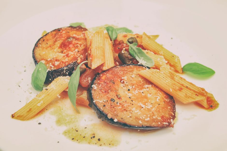 Sycylijski makaron z pomidorami i bakłażanem (alla norma)