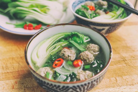 Aromatyczny rosół z kulkami z mięsa kurczaka