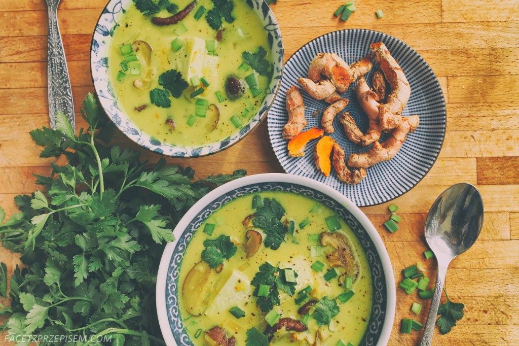 Aromatyczna zupa z tofu, curry i mlekiem kokosowym
