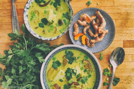 Aromatyczna zupa z tofu, curry i mlekiem kokosowym