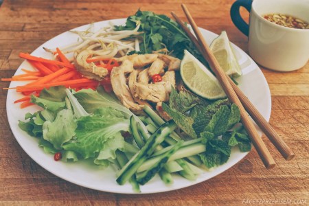 Wietnamska sałatka z kurczakiem (Bun Ga Nuong)