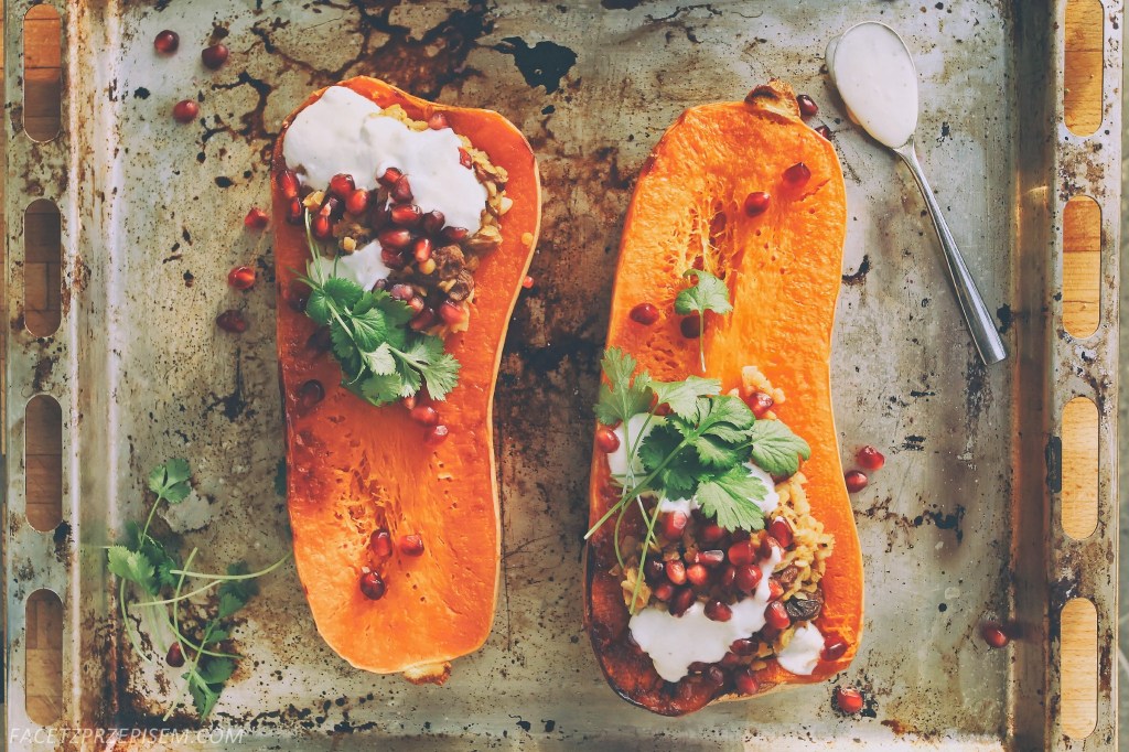 Pieczona dynia z soczewicą, granatem i jogurtem