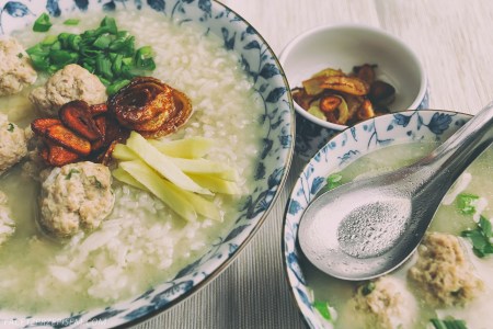 Congee. Chińska owsianka z ryżu.