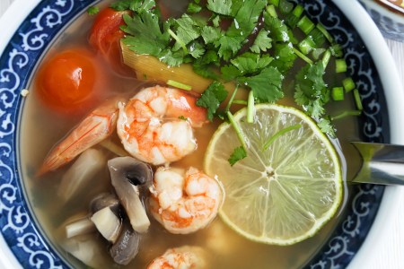 Tom Yum Goong (tajska, słodko-kwaśna zupa z krewetkami)