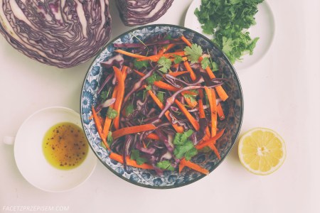 Sałatka z czerwonej kapusty, marchewki i kolendry