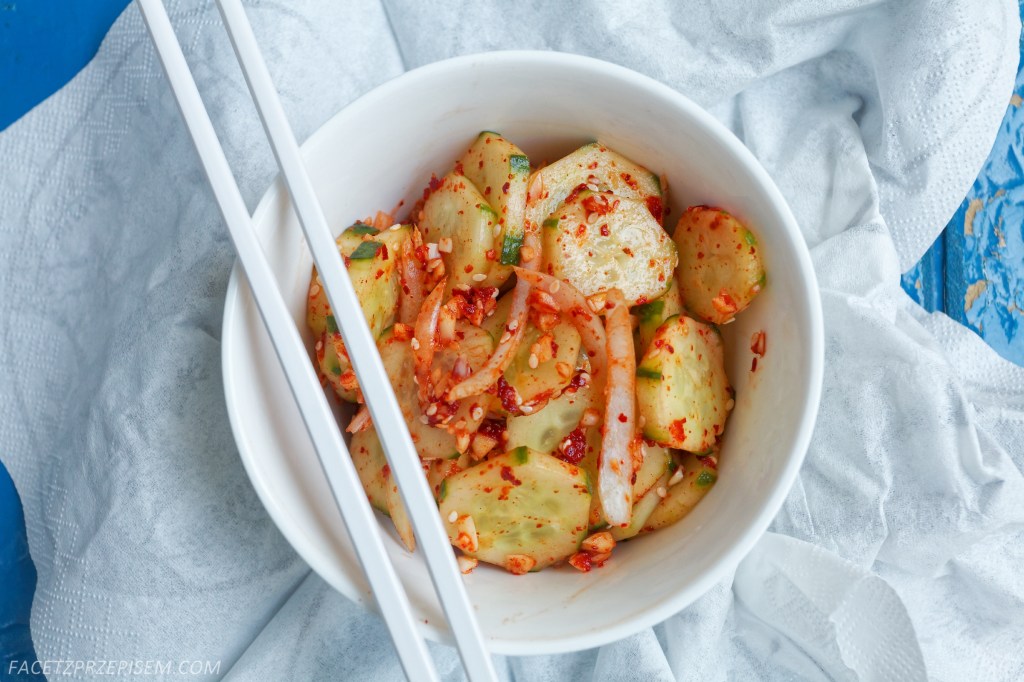 Ostra koreańska sałatka z ogórków (Oi Muchim)