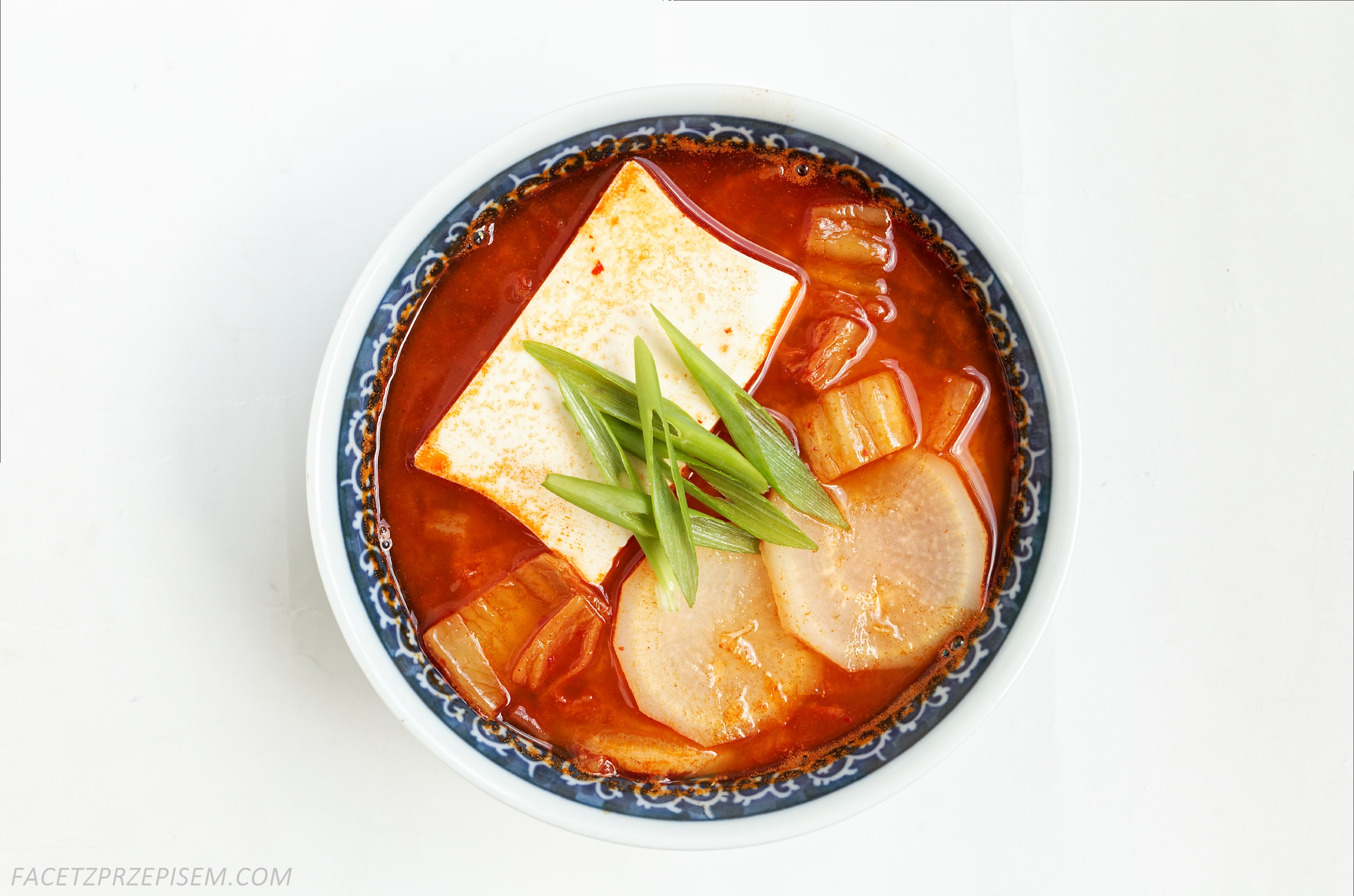 Zupa kimchi z tofu