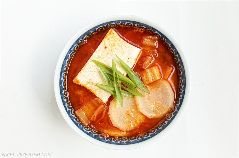 Zupa kimchi z tofu