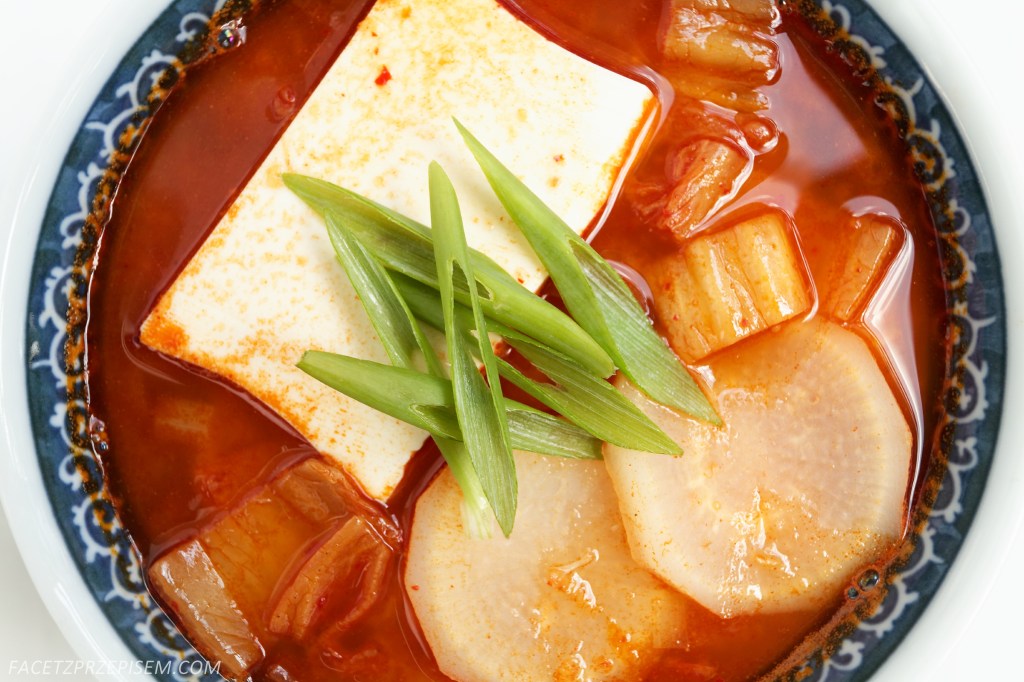 Zupa kimchi z tofu