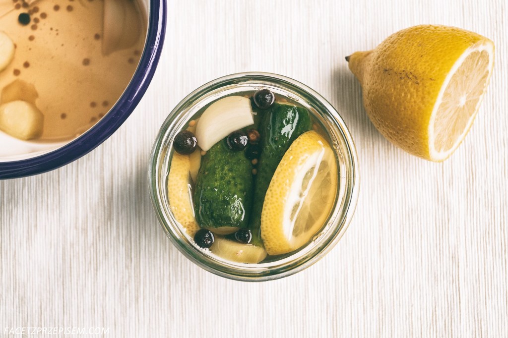 Marynowane ogórki z cytryną