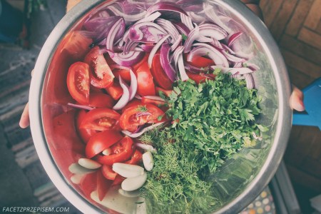 Sałatka z pomidorów, świeżych ziół i sera feta
