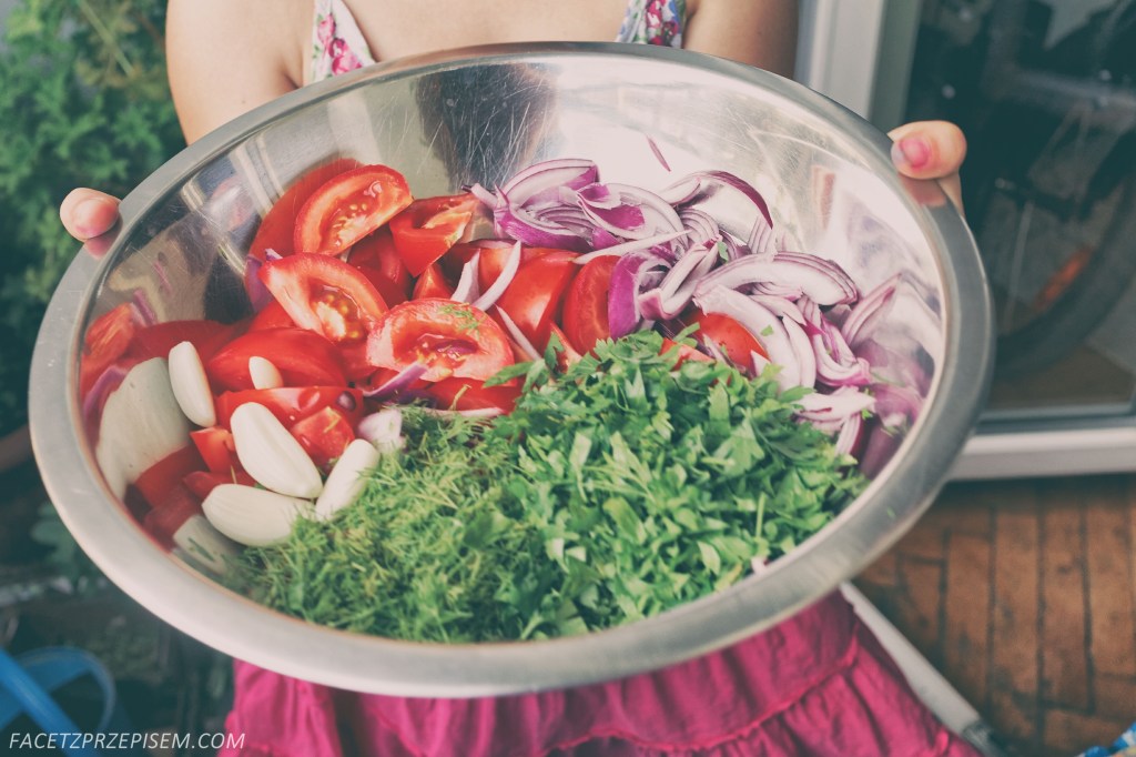 Sałatka z pomidorów, świeżych ziół i sera feta