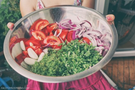 Sałatka z pomidorów, świeżych ziół i sera feta