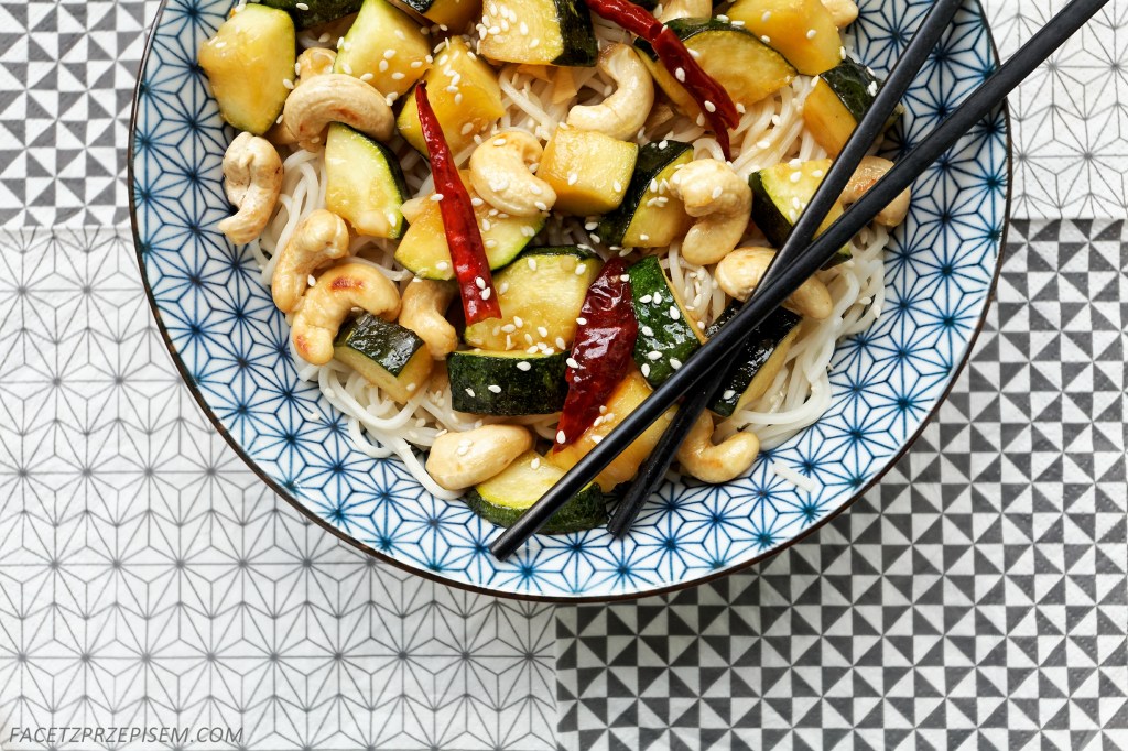 Makaron Kung Pao z cukinią