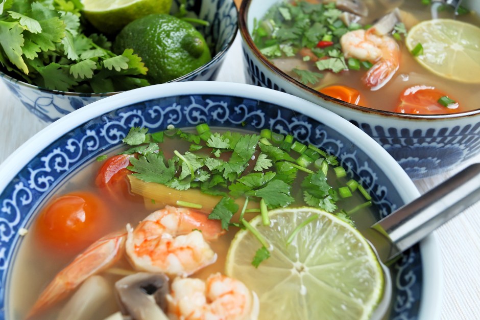 Tom Yum Goong (tajska, słodko-kwaśna zupa z krewetkami)
