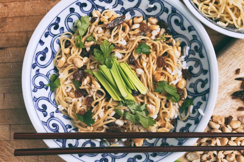 Azjatycka sałatka z ryżu, makaronu, rodzynek i orzechów ziemnych. Crunchy Asian Rice Salad