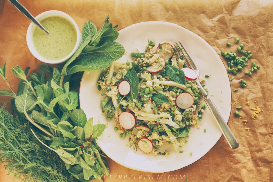 Wiosenna sałatka z kaszą jaglaną, koprem włoskim, miętą i koperkowym dressingiem